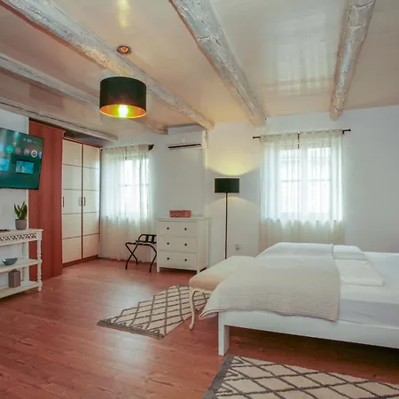 Capo Malvazija By Interhome Daire Buroli